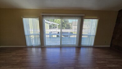 135 April Point Dr N in Montgomery, TX - Foto de edificio - Building Photo