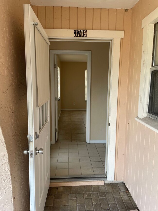 3709 SW Santa Barbara Pl in Cape Coral, FL - Foto de edificio - Building Photo
