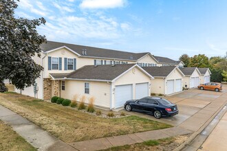 Arbour Walk Townhomes in Normal, IL - Foto de edificio - Building Photo