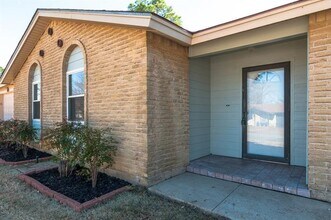 611 Johns Dr in Euless, TX - Building Photo - Building Photo