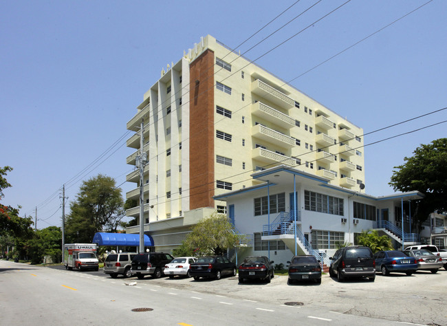 Regency House Apartments in Miami Beach, FL - Building Photo - Building Photo