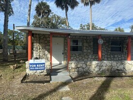14035 W River Rd in Inglis, FL - Building Photo