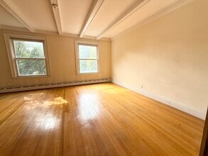 1712 Beacon St, Unit 2 in Brookline, MA - Foto de edificio - Building Photo