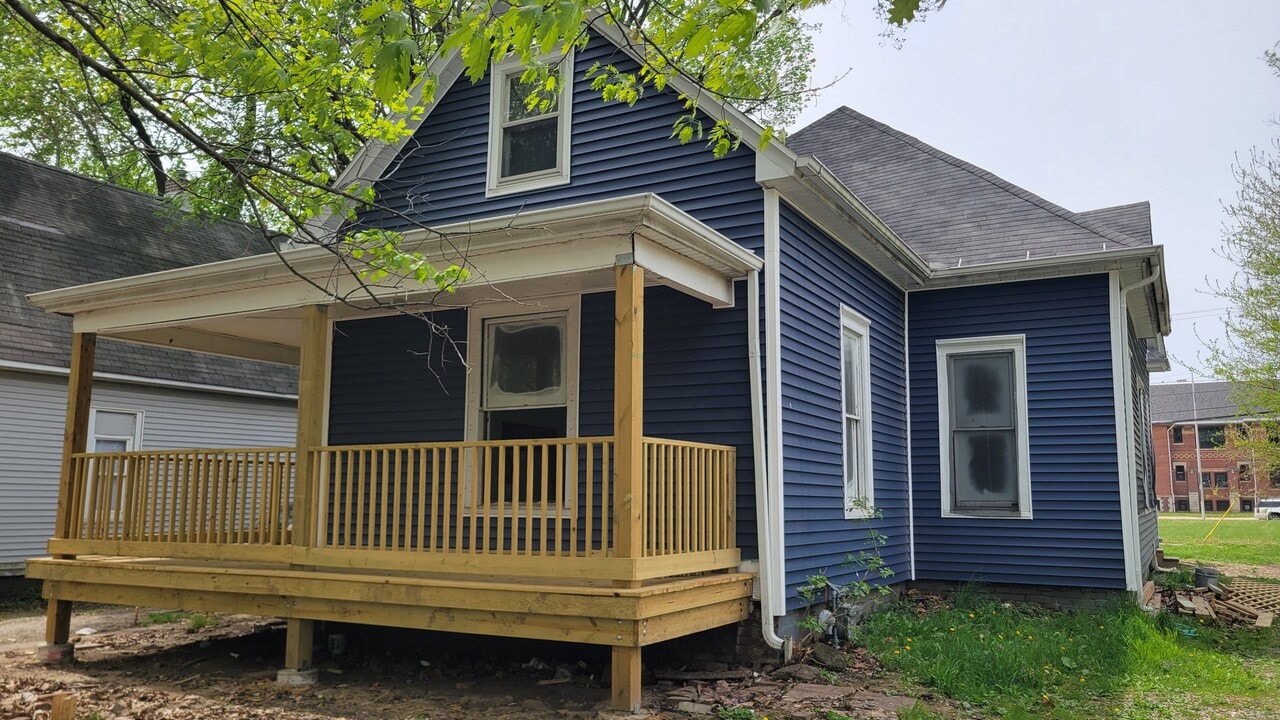 1107 N Hickory St in Champaign, IL - Foto de edificio
