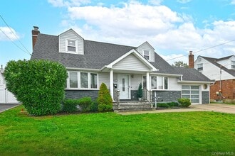 2328 Westley Rd in Westbury, NY - Building Photo - Building Photo