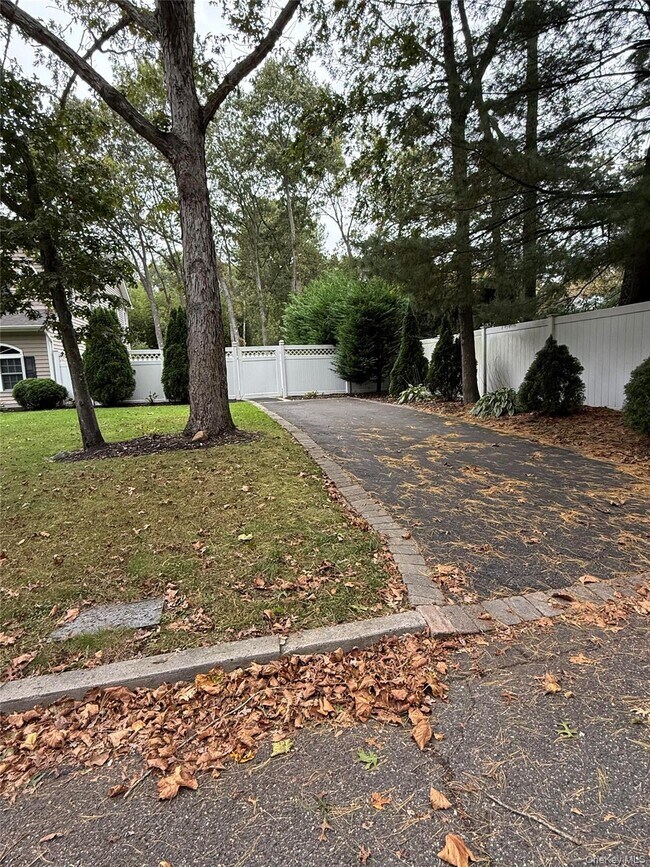38 Chelsea Dr in Mount Sinai, NY - Building Photo - Building Photo