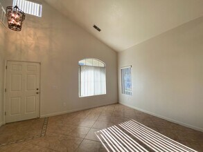 9143 Bungalow Way in Elk Grove, CA - Building Photo - Building Photo