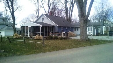 8416 E Wade Ln in North Webster, IN - Foto de edificio - Building Photo