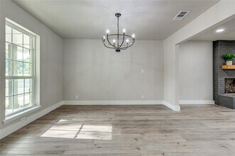 1900 Carriage Estates Rd in Sherman, TX - Foto de edificio - Building Photo