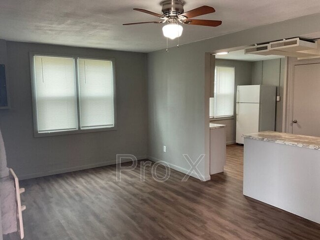 304 E Park St in Pittsburg, KS - Foto de edificio - Building Photo