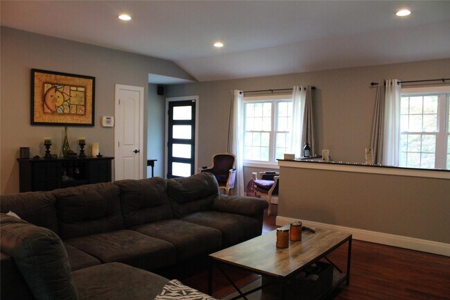 5 Meadowfield Ln in Glen Cove, NY - Building Photo - Building Photo