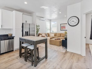 11393 S Watercourse Rd in South Jordan, UT - Foto de edificio - Building Photo