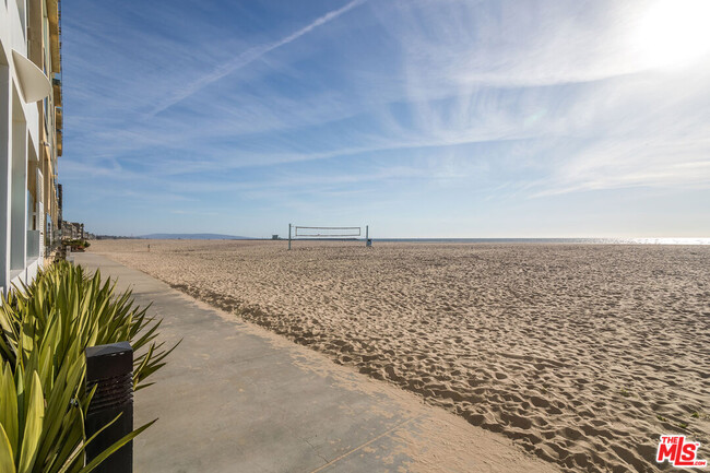 3907 Ocean Front Walk in Marina Del Rey, CA - Building Photo - Building Photo