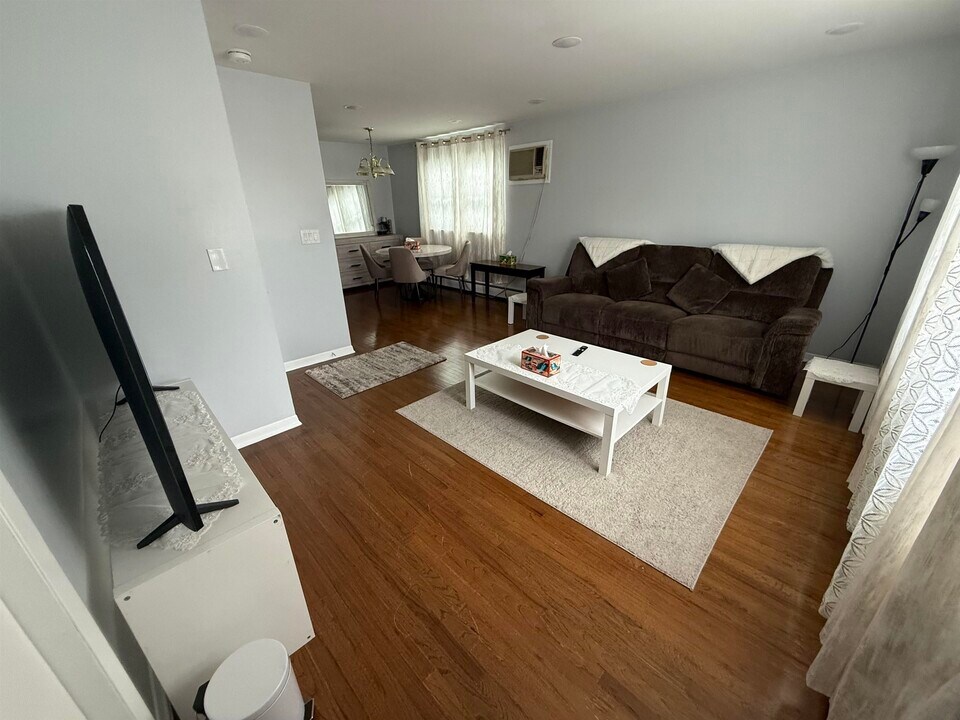 182 W 3rd St in Bayonne, NJ - Building Photo
