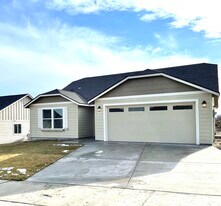 4245 Cove West Dr in Moses Lake, WA - Building Photo