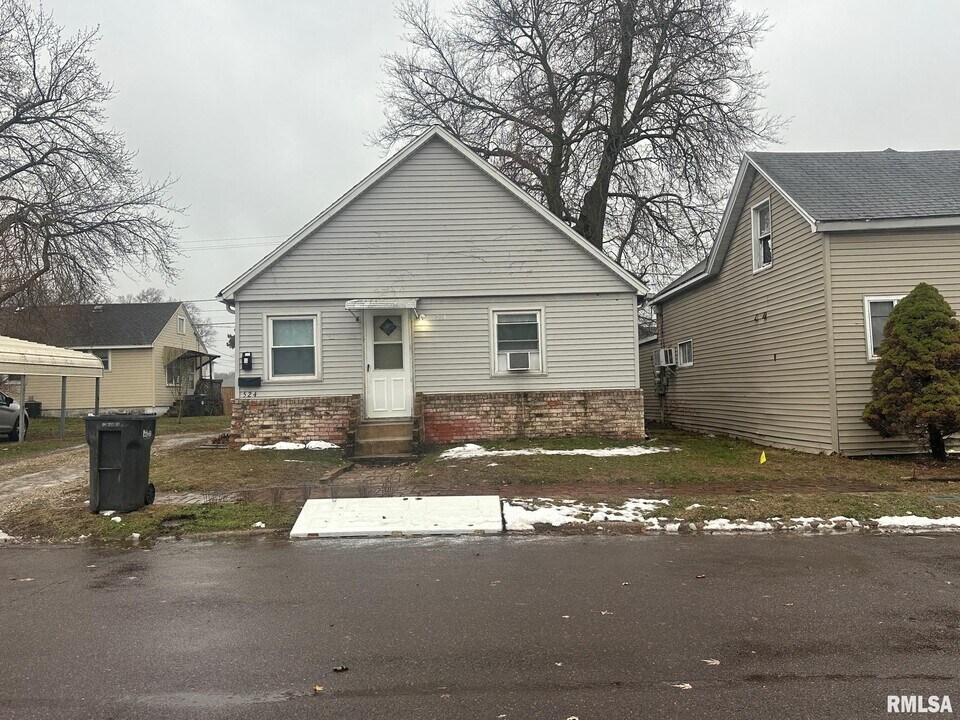 524 Caroline St in Pekin, IL - Building Photo