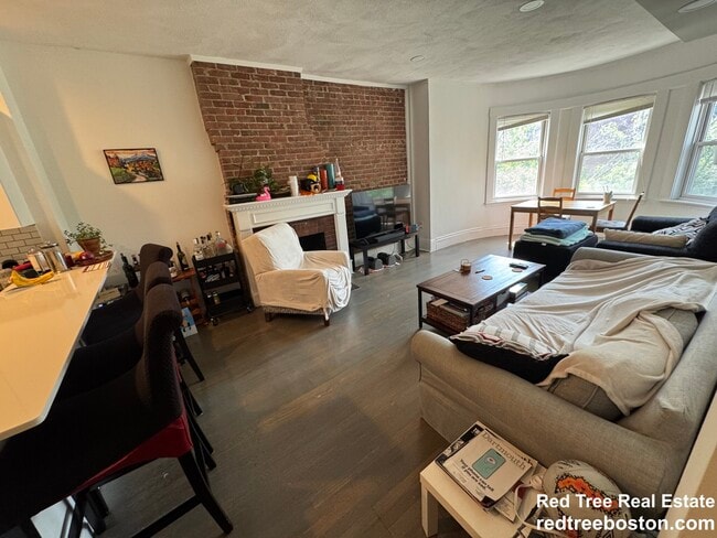1408 Beacon St, Unit 3 in Brookline, MA - Foto de edificio - Building Photo