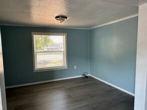 1646 SW Duke Rd in Sutherlin, OR - Foto de edificio - Building Photo