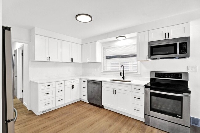 2580 Walnut Lake Rd in West Bloomfield Township, MI - Building Photo - Building Photo