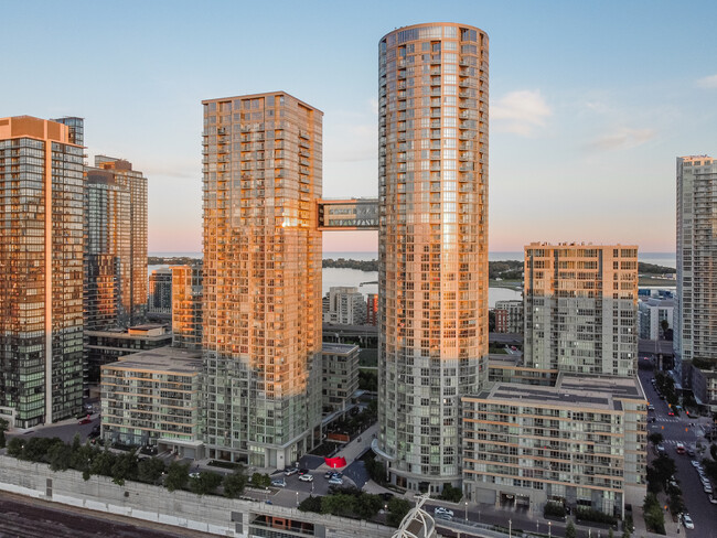 Luna Vista in Toronto, ON - Building Photo - Building Photo