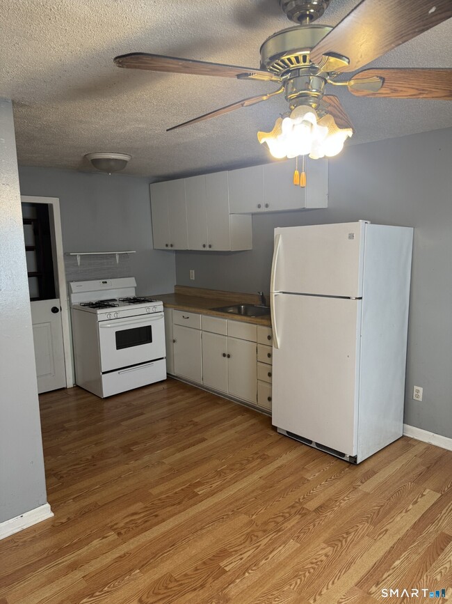 131 W Main St in Southington, CT - Building Photo - Building Photo