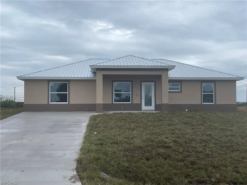 9035 W Crow Cir in La Belle, FL - Building Photo