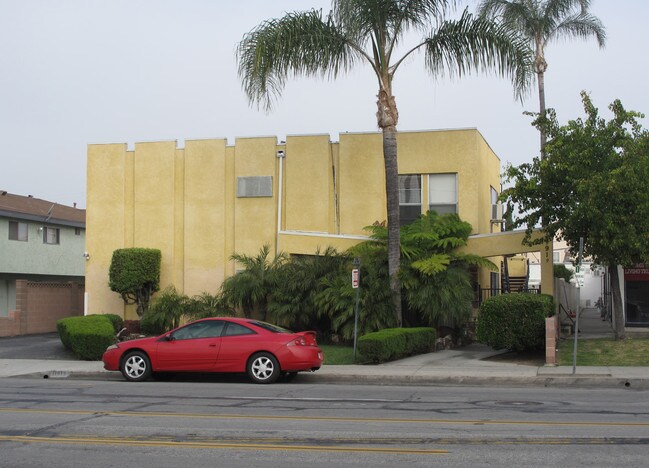 11919 Old River School Rd in Downey, CA - Foto de edificio - Building Photo