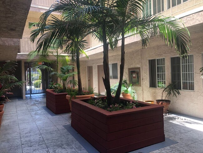 9344 National Blvd, Unit 17 in Los Angeles, CA - Building Photo - Building Photo