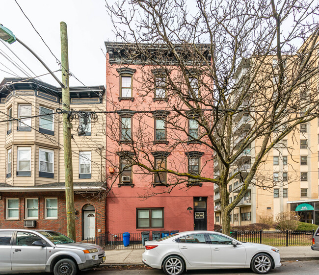 212 Adams St in Hoboken, NJ - Building Photo - Building Photo