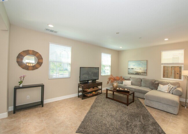 2049 Salice Wy in Brentwood, CA - Building Photo - Building Photo