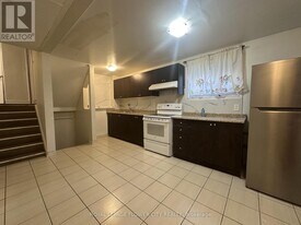 24 Peterson Ct in Brampton, ON - Building Photo