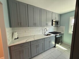42 Briarwood Rd in Jersey City, NJ - Building Photo