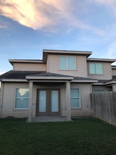 Topo Chico Circle Townhouses in Brownsville, TX - Foto de edificio - Building Photo