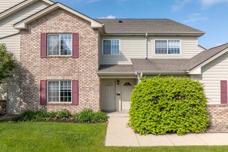 Hawthorne Place Apartments in Pewaukee, WI - Building Photo - Building Photo