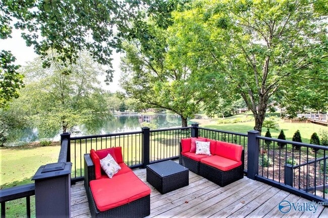 property at 2916 Madrey Ln SE