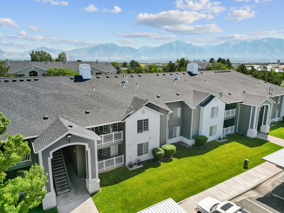 Woodgate at Jordan Landing in West Jordan, UT - Foto de edificio