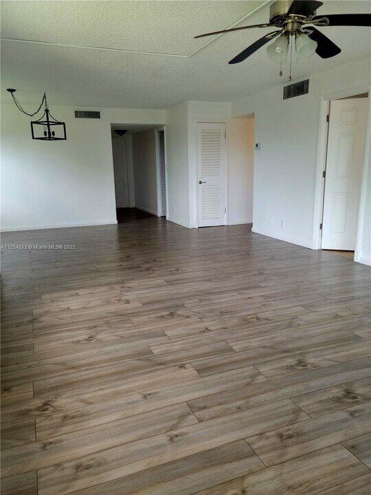3300 Spanish Moss Terrace-Unit -213 in Lauderhill, FL - Building Photo
