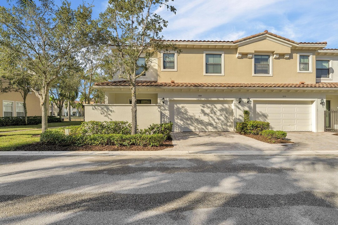 3200 NW 125th Way in Sunrise, FL - Building Photo