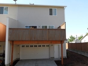 7312 33rd Way NE in Lacey, WA - Foto de edificio - Building Photo