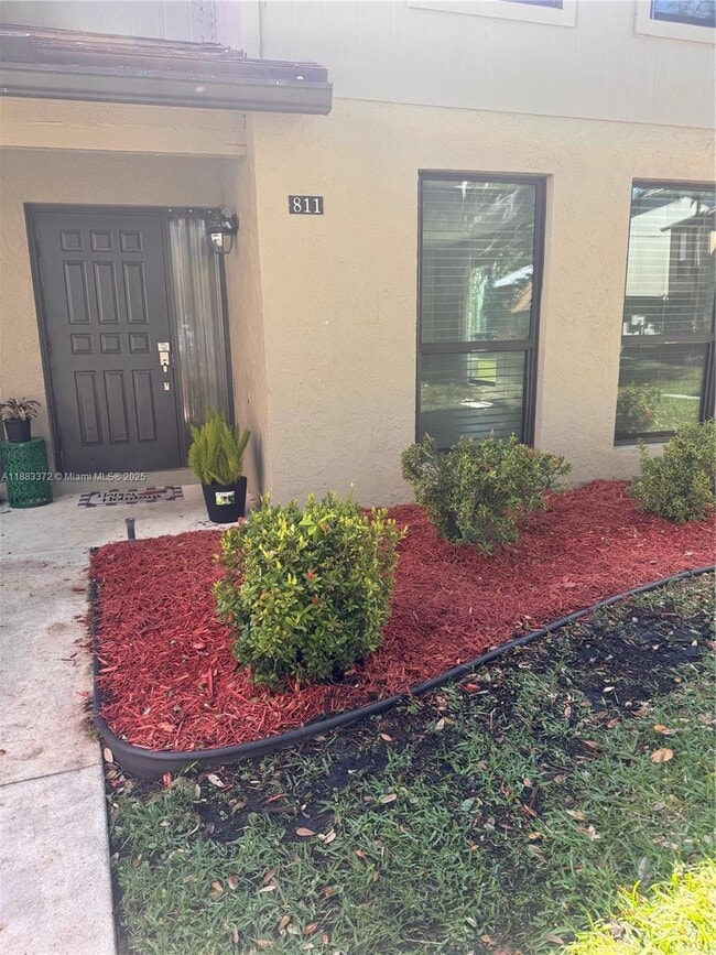 811 Sandtree Dr