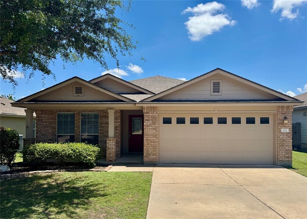 221 Baldwin St in Hutto, TX - Building Photo