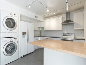 10224 SW 77th Ct in Miami, FL - Foto de edificio - Building Photo