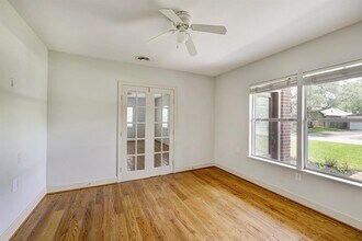 4703 Braeburn Dr in Bellaire, TX - Building Photo - Building Photo