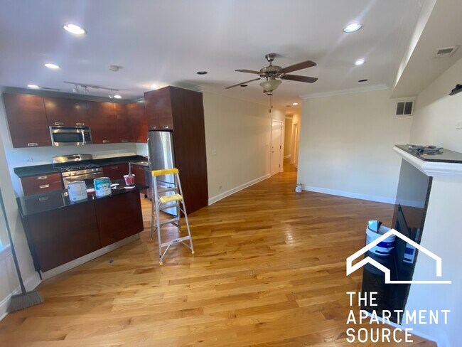 6947 N Oakley Ave, Unit 1 in Chicago, IL - Building Photo - Building Photo