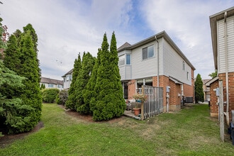 5230 Glen Erin Dr in Mississauga, ON - Building Photo - Building Photo