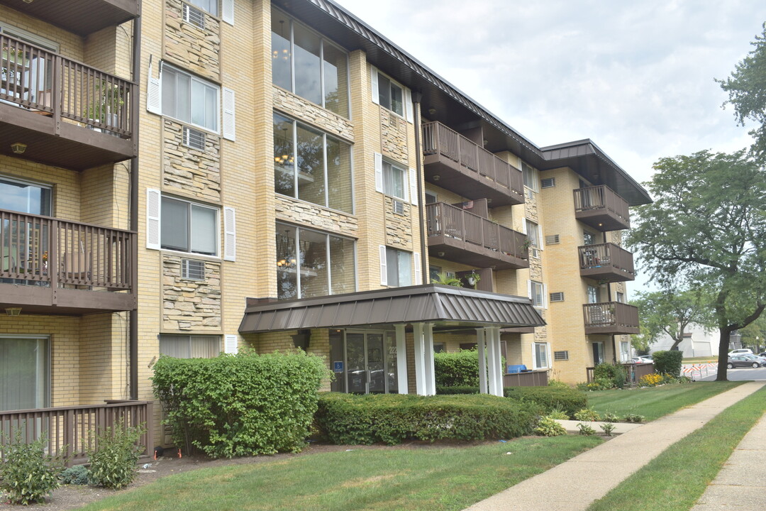 2226 S Goebbert Rd in Arlington Heights, IL - Building Photo