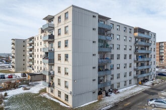 Rose Garden Apartments in Oshawa, ON - Building Photo - Building Photo