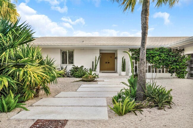 250 Knollwood Dr in Key Biscayne, FL - Building Photo - Building Photo