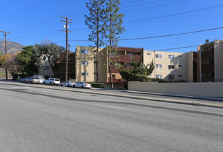 Pennsylvania Apartments in La Crescenta, CA - Building Photo - Building Photo