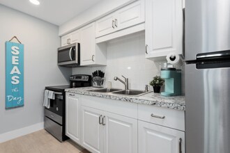 176 Trinidad St in Naples, FL - Foto de edificio - Building Photo